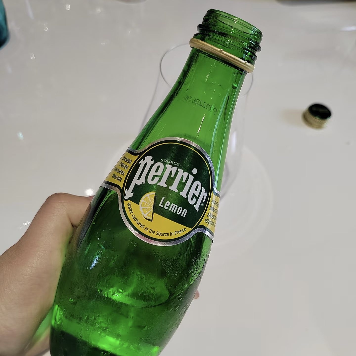 The fizzy bubbling sound when opening or pouring a carbonated drink.