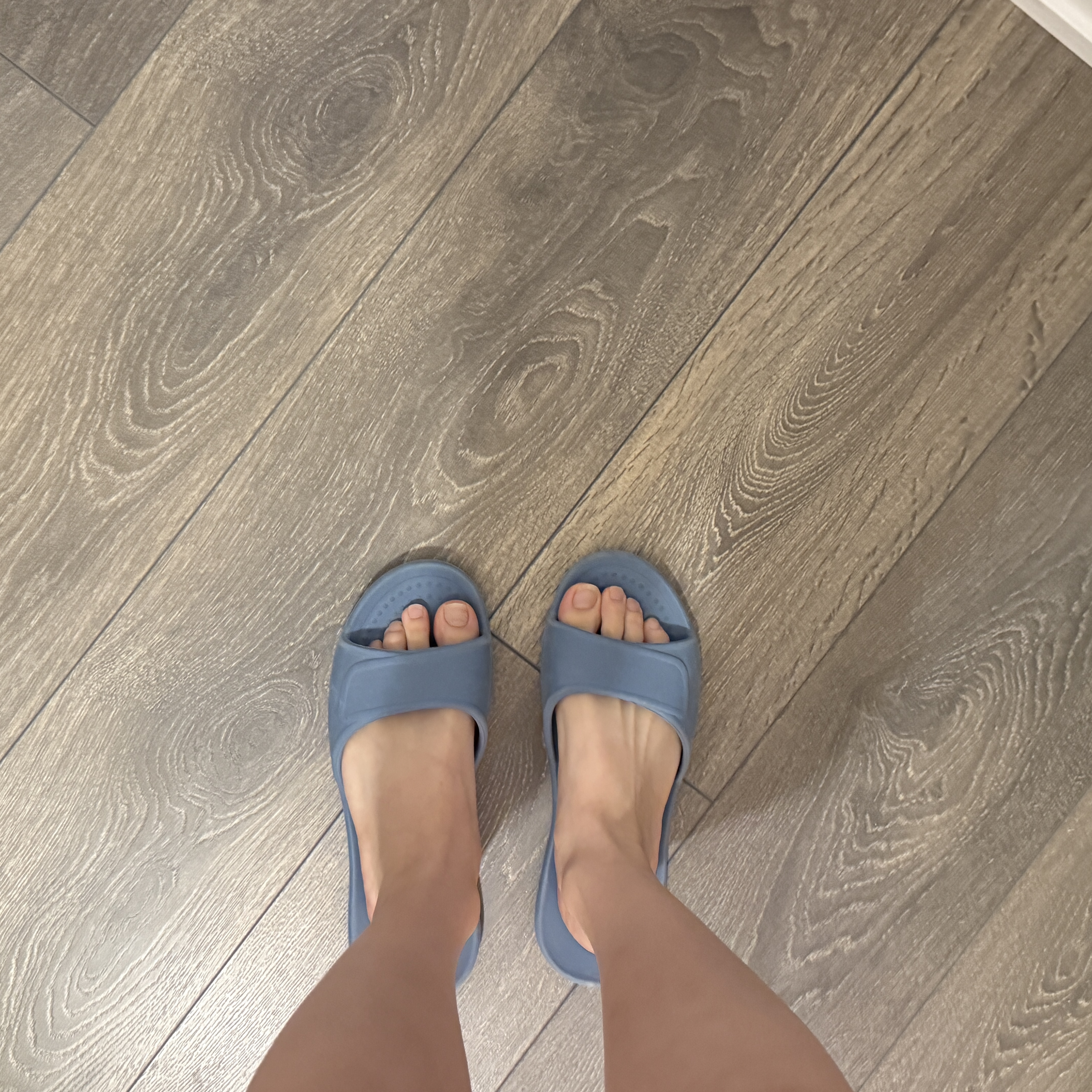 The sound of shoes or feet making contact with the floor while walking.