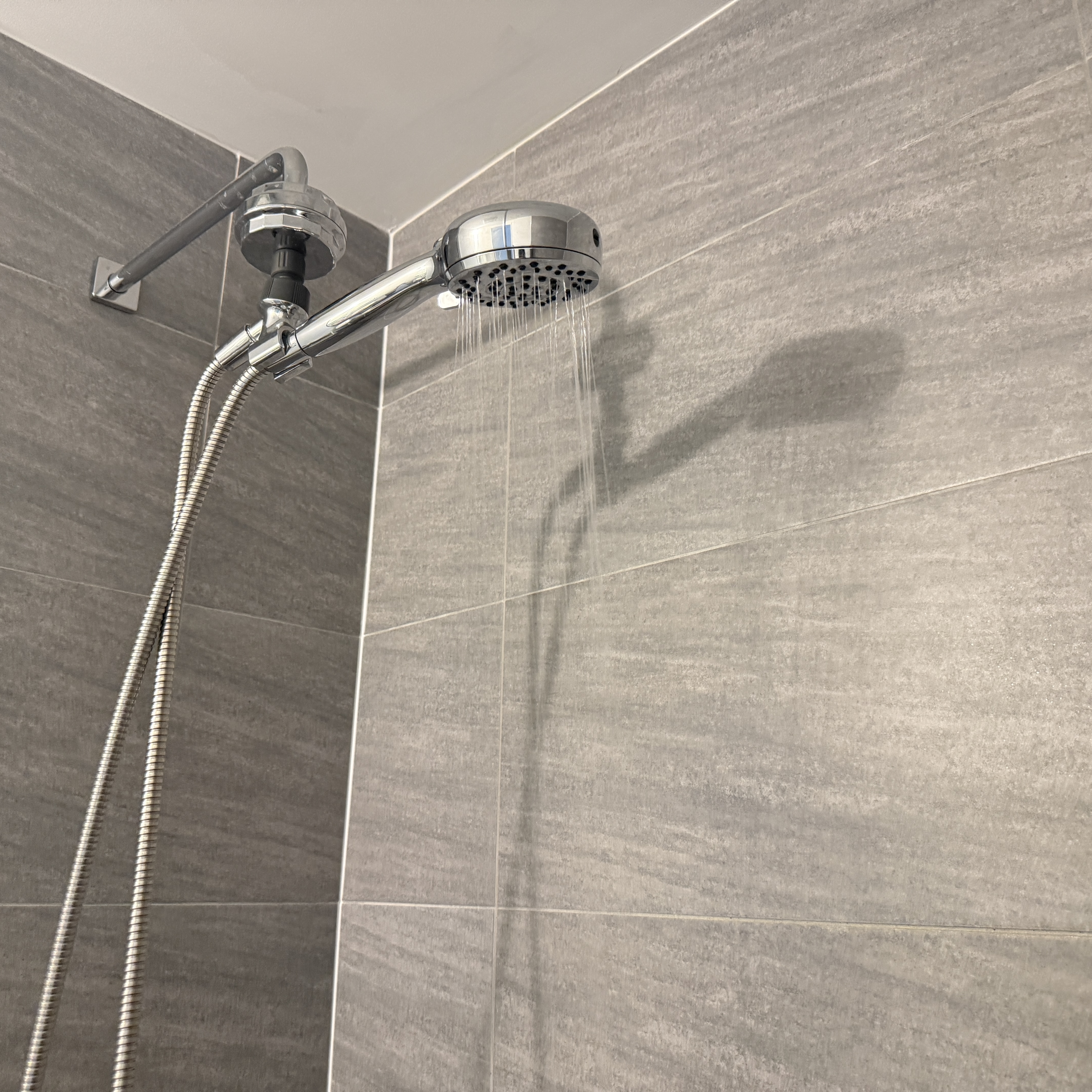 The splashing noise of water flowing from a showerhead.